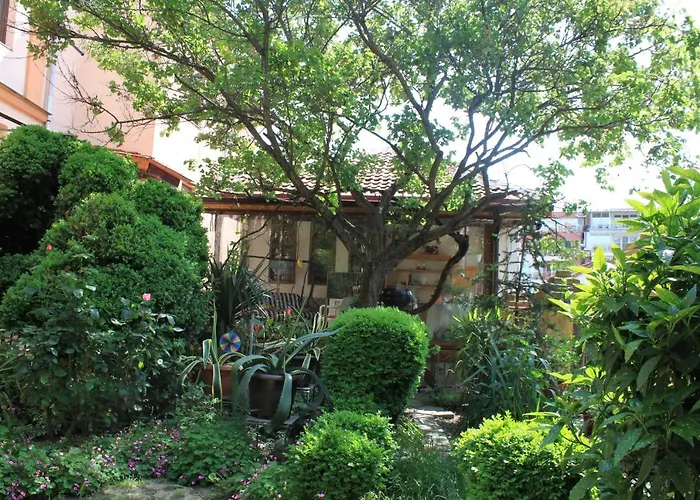 Orange House In The Old Town Plovdiv- Free Parking 招待所